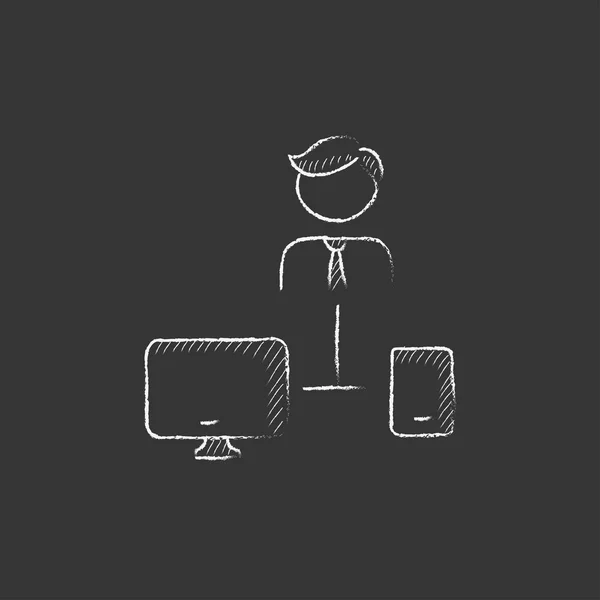 Hombre vinculado con la computadora y el teléfono. Dibujado en icono de tiza . — Archivo Imágenes Vectoriales