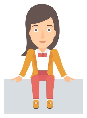 Gülümseyen kadın oturuyor.