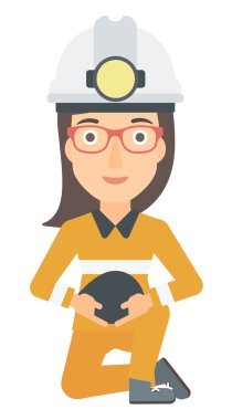 Madenci holding kömür elinde.