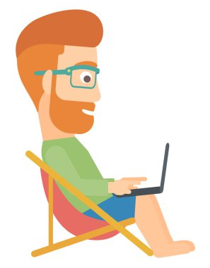 Katlanan sandalyede oturan adam.