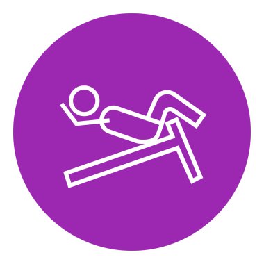 Egzersizi Incline bench satırı simgesi üzerinde yapan erkek.
