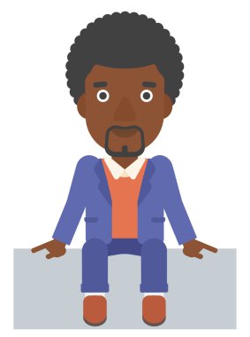 Gülümseyen adam oturuyor..