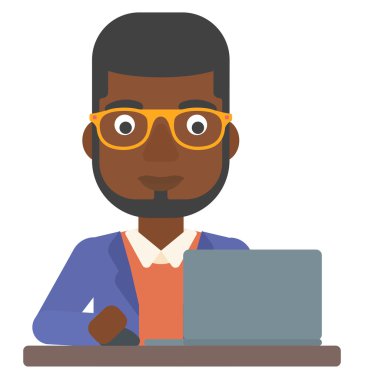 laptop çalışan adam.