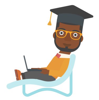 Şezlong üzerinde laptop ile yalan mezun.