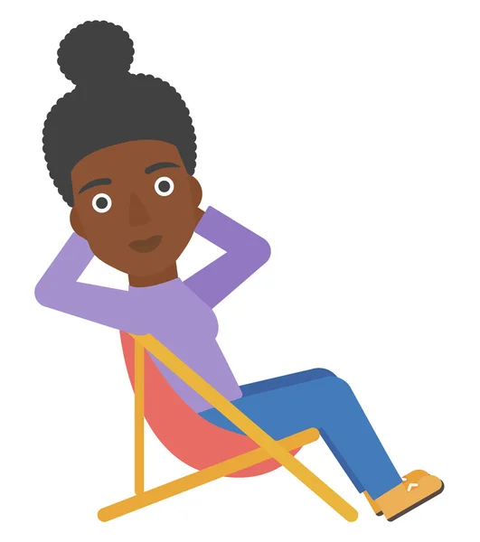 Kvinna sitter i en hopfällbar stol. — Stock vektor