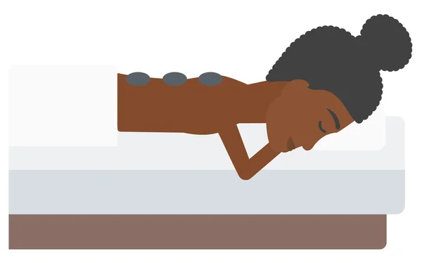 Mujer recibiendo terapia de piedra . — Vector de stock