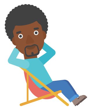 Katlanan sandalyede oturan adam.