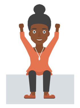 Kaldırdı elleriyle oturan kadın.