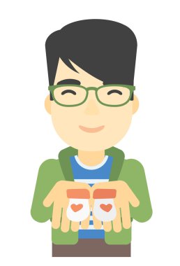 Bebek Patikleri tutan adam.