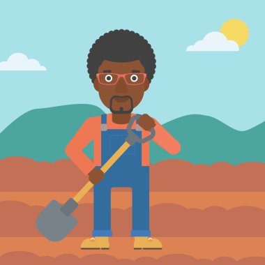 Kürek ile sahada çiftçi.