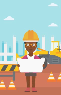 Bir plan tutan mühendisi.