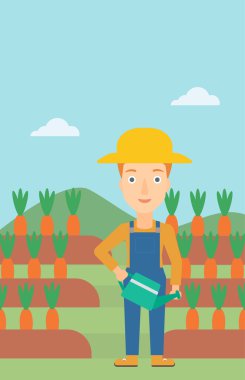 Sulama kabı olan çiftçi.