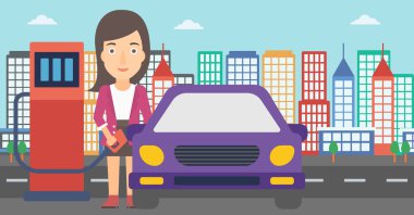 Kadın araba yakıta dolduruyor.