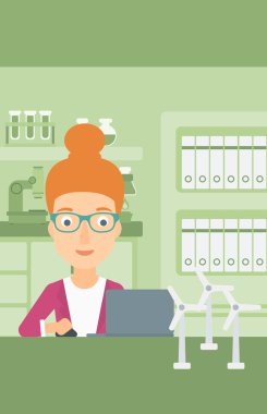 laptop çalışan kadın.