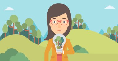 Ampul ve ağaçlar içinde kadın ile.