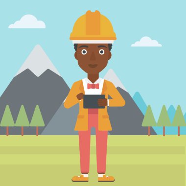 Tablet bilgisayar tutan kadın.