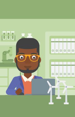 laptop çalışan adam.