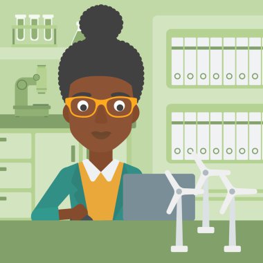 laptop çalışan kadın.