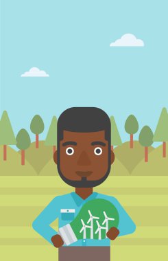 Ampul yel içinde tutan adam.