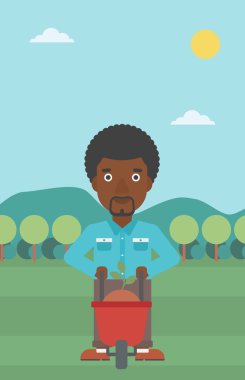 Adam bitki ve el arabası.