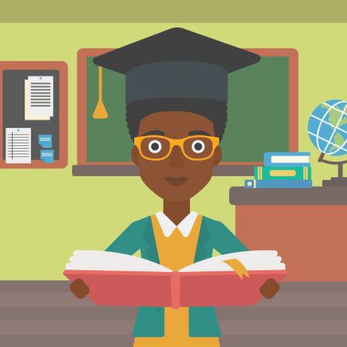 Kitap mezuniyet şapkalı kadın.