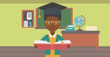 Kitap mezuniyet şapkalı kadın.