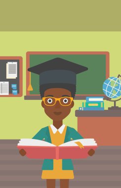 Kitap mezuniyet şapkalı kadın.