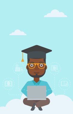 Bulut üzerinde oturan mezun.