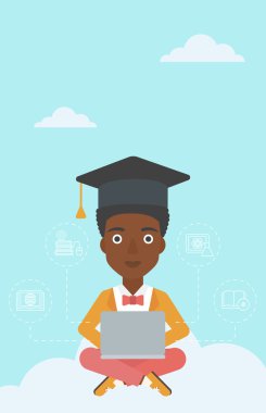 Bulut üzerinde oturan mezun.