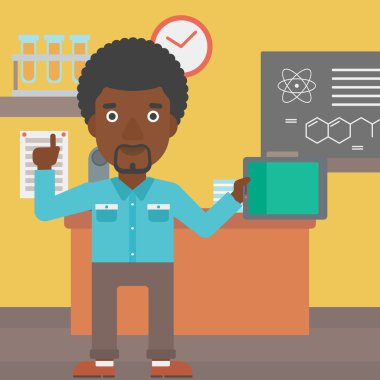 tablet bilgisayar tutan adam.