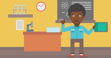 tablet bilgisayar tutan adam.