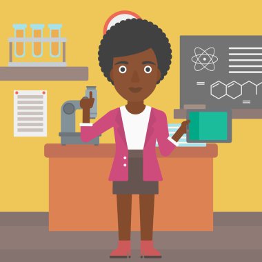 Tablet bilgisayar tutan kadın.