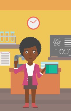 Tablet bilgisayar tutan kadın.