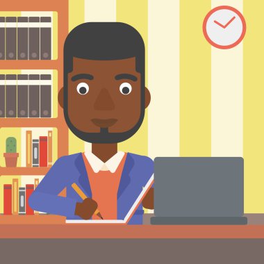 Eğitim için dizüstü bilgisayar kullanan adam.