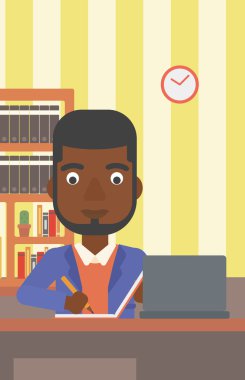 Eğitim için dizüstü bilgisayar kullanan adam.