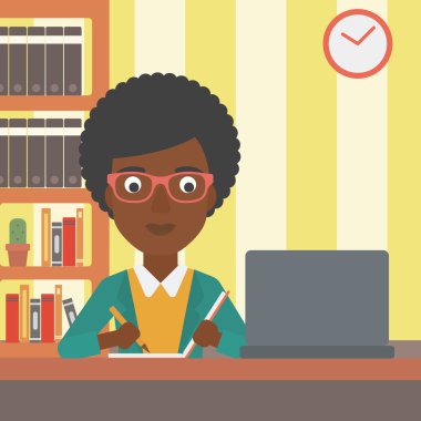 Eğitim için dizüstü bilgisayar kullanan kadın.