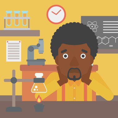 Adam kafasını tutarak çaresizlik içinde.