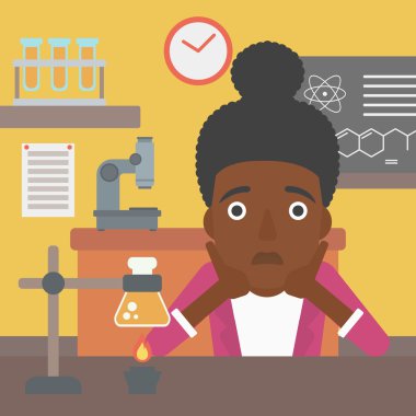 Kadın kafasını tutarak çaresizlik içinde.