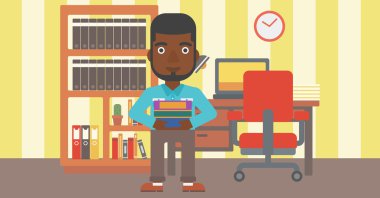 Adam holding yığın kitap.