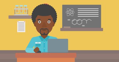 Laptop ile okuyan adam.