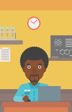 Laptop ile okuyan adam.