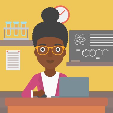 laptop ile okuyan kadın.