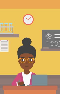 laptop ile okuyan kadın.