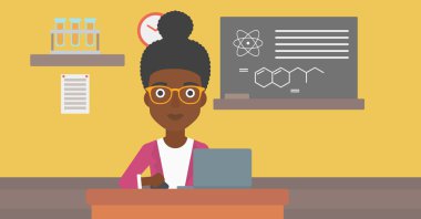 laptop ile okuyan kadın.