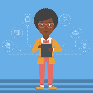 Tablet bilgisayar tutan kadın.