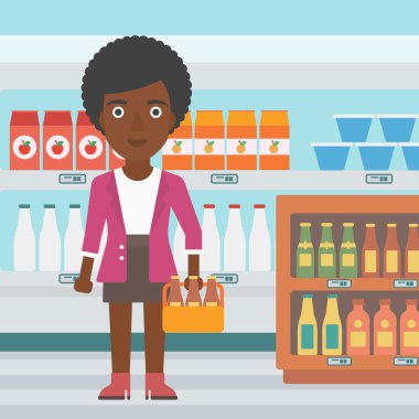 Kadın bira paketiyle.