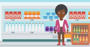 Kadın bira paketiyle.