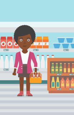 Kadın bira paketiyle.