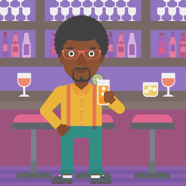 Adam holding cam suyu.