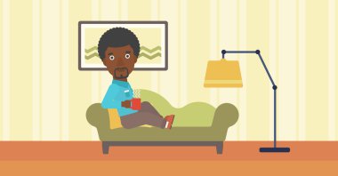 Bardak çay ile yatan adam.